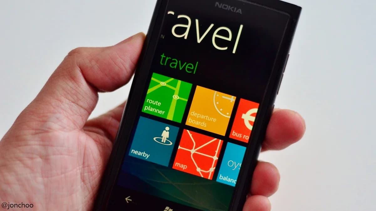 Microsoft pulls some Windows Phone web &