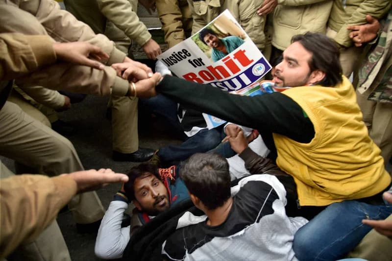 Delhi cops thrash student protestors