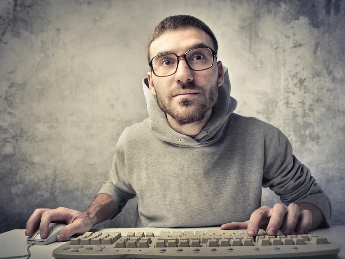 Are Intelligent People Really Recluses?