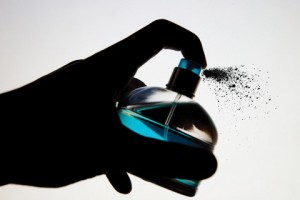 7C_perfume-spraying_mimifroufrou